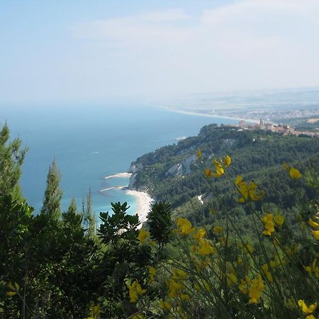 Da Lorella Hotel Gabicce Mare Bagian luar foto